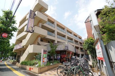 多層建築の外観