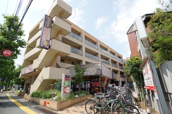 多層建築の外観