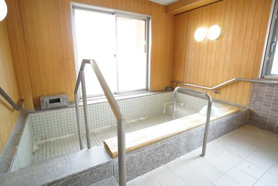 浴室の手すり付き浴槽