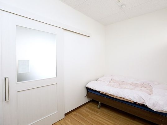 シンプルな居室の様子