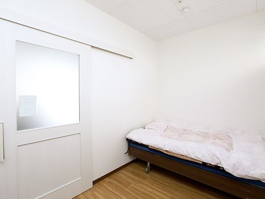 シンプルな居室の様子