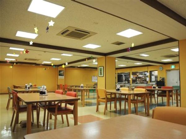 ゆったりした食堂の様子