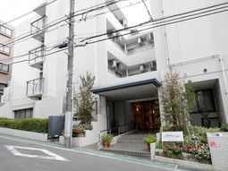 エントランスと看板の外観