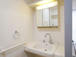 清潔な洗面台と鏡