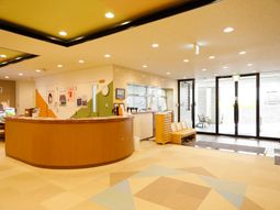 温かみのある明るいロビー