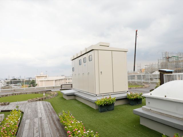 屋上の緑化スペース設置 屋上庭園 屋上に設けられたテラスは、植物に囲まれた癒しの空間を提供しています。周囲の景色も楽しめるこの場所で、心地よい風を感じながらのリラックスタイムを過ごせます。