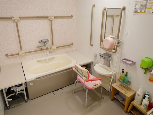 バリアフリーの配置浴室 浴室 手すりや座浴椅子が整った、使い勝手を考慮したバリアフリー浴室です。安心してご利用いただける環境が整っています。