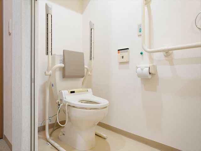 バリアフリートイレ設備 トイレ 手すり完備の清潔なトイレ空間です。安全かつ自立した日々をサポートする設計になっております。