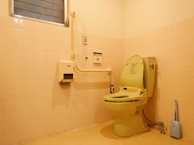 バリアフリートイレ設備 トイレ 安全を考えた手すり付きトイレです。清潔感ある環境で快適にご使用いただけます。