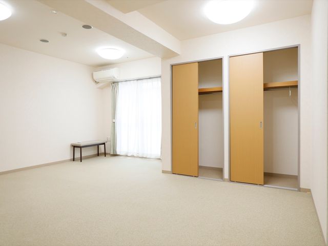 清潔な居室の光景 居室収納 ゆとりのある居室で、プライベートな時間を快適にお過ごしいただけます。明るい窓辺が日々の憩いの場となりそうです。