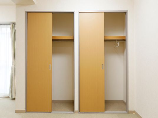 開いた洋室のクローゼット