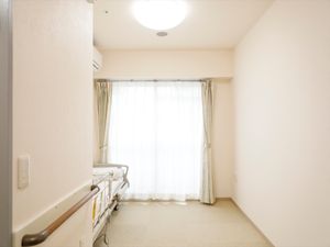 明るい個室の居室