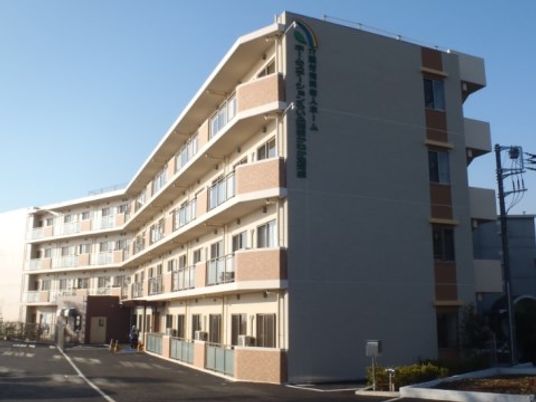 明るい施設の外観