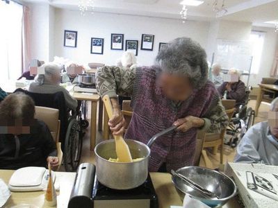 料理をする高齢者