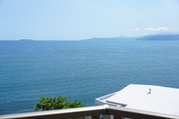 海が見える部屋の窓