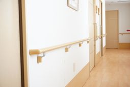 廊下の安全ハンドレール