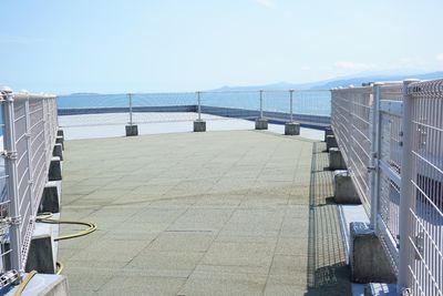 広々としたテラスの景観