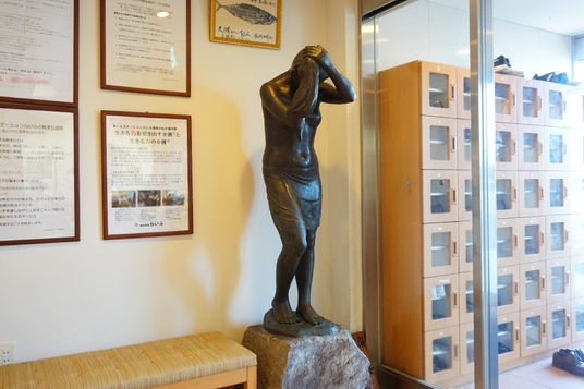 ロビーの彫刻と掲示物