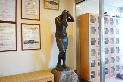 ロビーの彫刻と掲示物