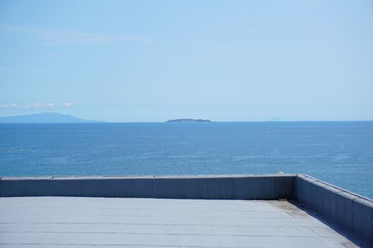 海と空の景色が広がるテラス