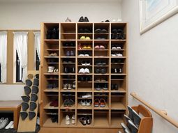 整理された靴棚の風景