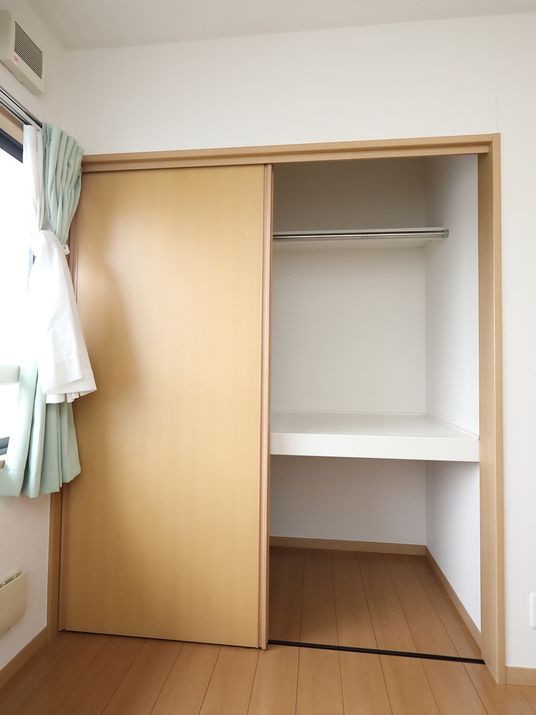 居室のシンプルなクローゼット