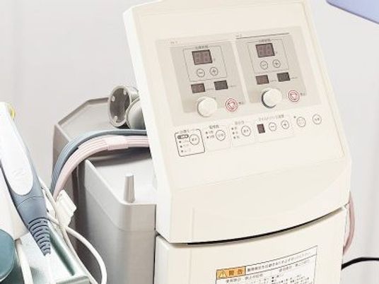 機器が並ぶ洗面台  