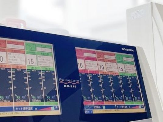 掲示モニターと白い設備のある室内  