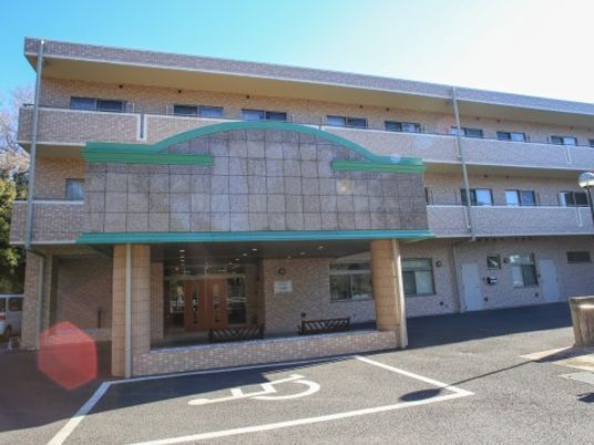 明るい日差しのエントランス