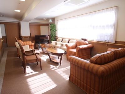 日差しのある快適なラウンジ