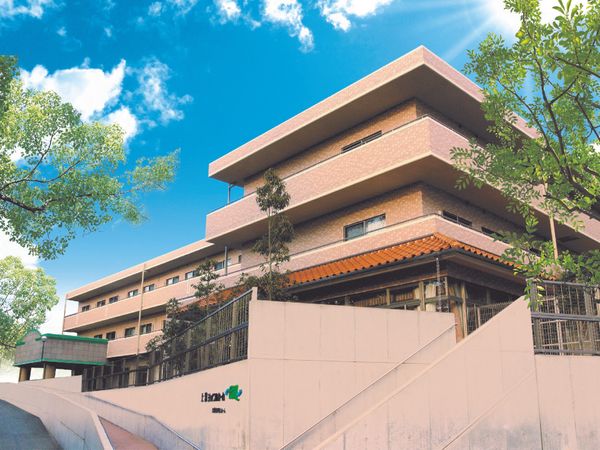 緑に囲まれた建物外観