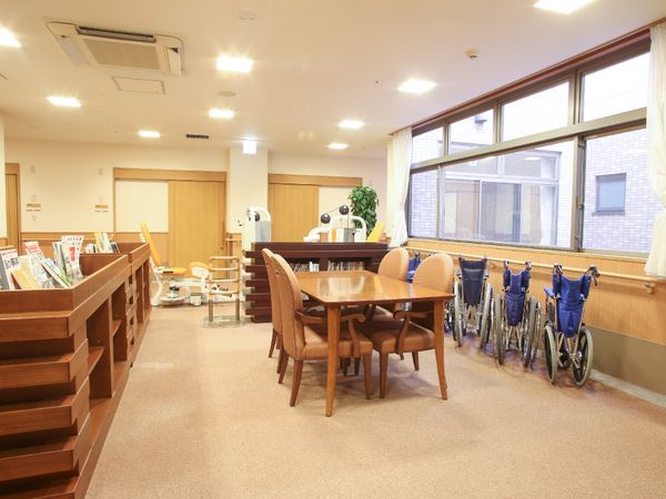 明るい居室の椅子とテーブル