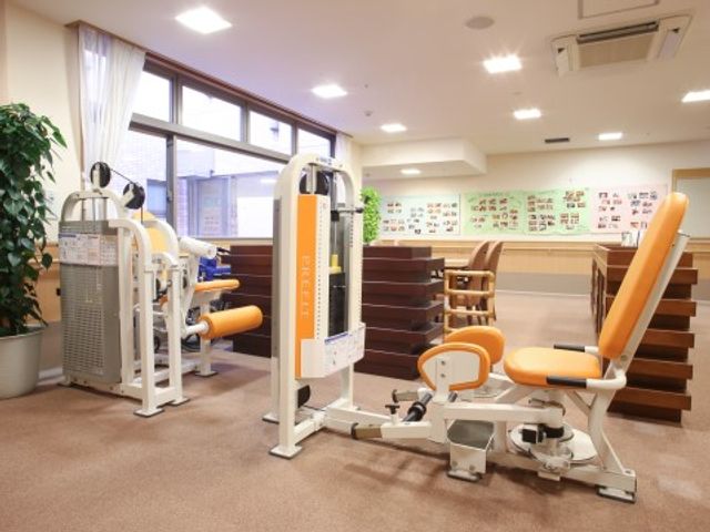 明るいトレーニング機器 機能訓練室 充実した設備の明るい機能訓練室です。利用者の健康維持・向上に配慮した空間で、働くやりがいを感じられます。