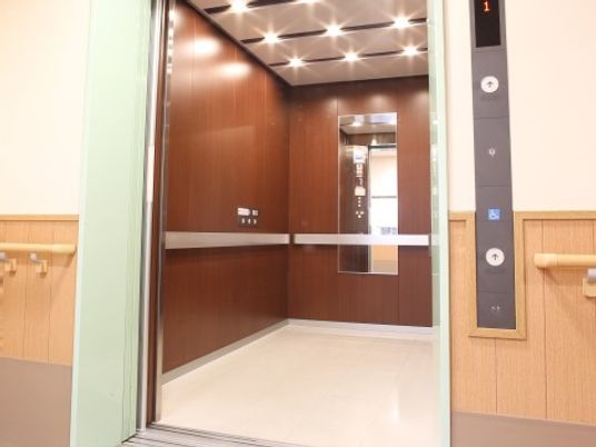 明るいエレベーターの内部