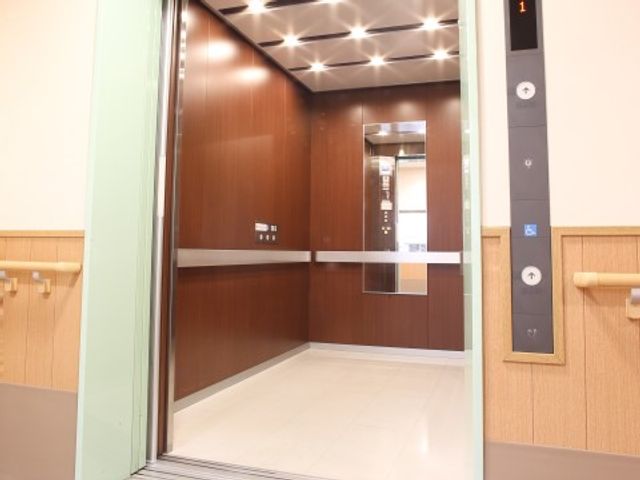 明るいエレベーターの内部 エレベーター ゆったりとした空間のエレベーターです。手すりが設置され、どなたでも安心して利用できるよう配慮されています。