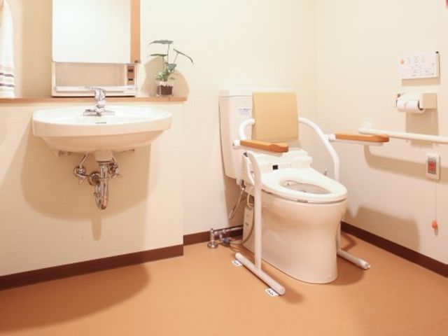バリアフリートイレ設備 トイレ 手すり付きのトイレは、安全に配慮した設計です。ゆったりとした空間で快適にご利用いただけます。