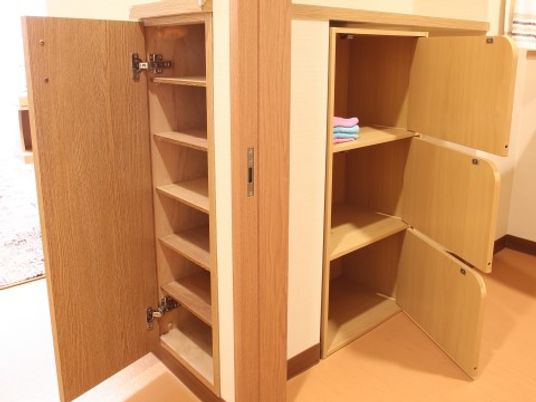 開閉可能な木製クローゼット