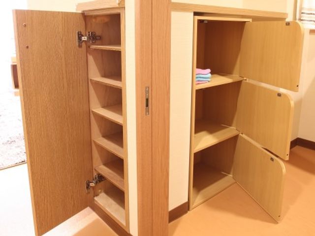 開閉可能な木製クローゼット 収納 広々とした収納空間が確保された洗練されたデザインのクローゼットです。無駄なく使える工夫が凝らされ、整理整頓にも便利です。