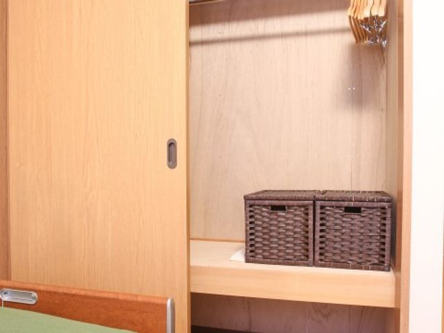 開いたクローゼットの扉 収納 きれいに整理された居室のクローゼットです。日々の生活で大切な物をしまうのに便利です。