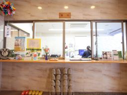 フロントの明るい風景