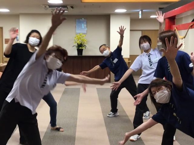 活動するスタッフの様子多目的室 多目的室 笑顔で楽しむスタッフがいる職場です。共に入居者の生活を豊かにするお仕事をしませんか。