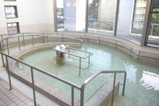 手すり付きの浴室