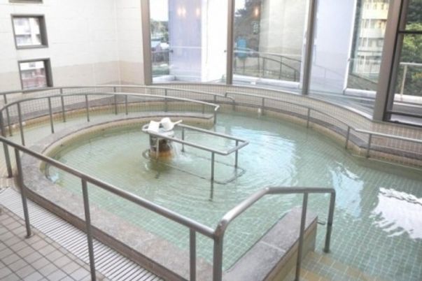 手すり付きの浴室