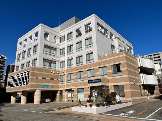 広々とした建物の外観