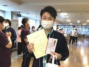 スタッフが掲示物を持つ食堂  