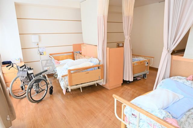 ベッドとカーテンの居室