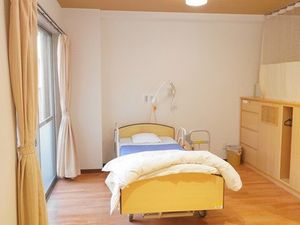 明るい個室のベッド  