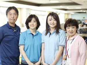 スタッフが並ぶラウンジ  