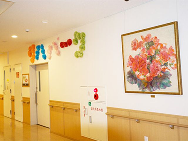 明るい廊下 廊下 明るくアートが飾られた廊下は、居心地の良さを感じさせます。壁の装飾にも心配りが光ります。