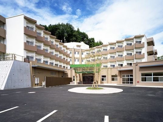建物前の広場 外観  